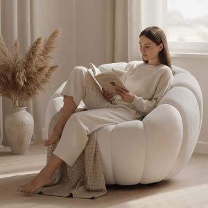 Fotel wypoczynkowy Domaison DYNIA tapicerowany Pumpkin Chair kremowy beżowy boucle – 341358